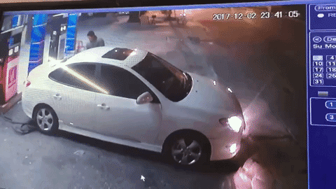 Clip: Tài xế bất ngờ lái ô tô bỏ chạy, quỵt gần 900.000 đồng tiền đổ xăng ở Hà Nội Clip: Tài xế bất ngờ lái ô tô bỏ chạy, quỵt gần 900.000 đồng tiền đổ xăng ở Hà Nội