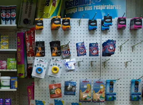 Khan hiếm thuốc tránh thai, bao cao su, phụ nữ Venezuela e ngại sex