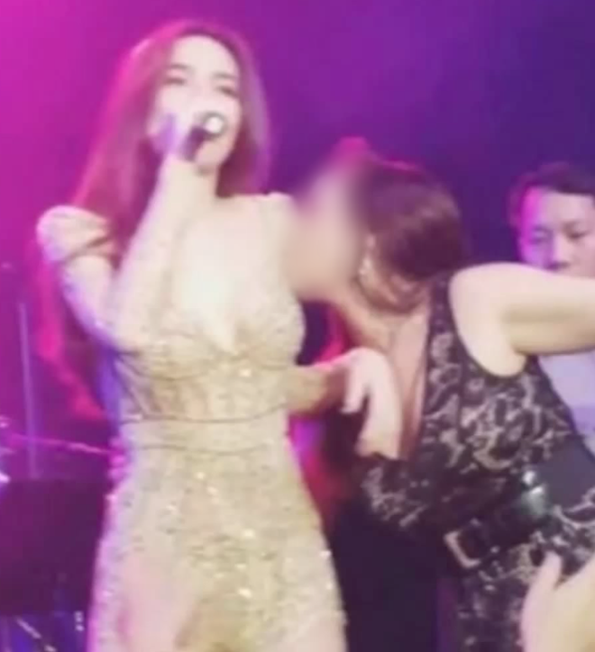 Bất ngờ bị fan cuồng sàm sỡ, hôn lên ngực trong lúc trình diễn, Hà Hồ nhanh tay ứng biến