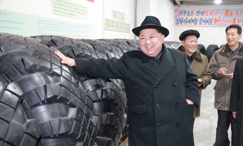 Kim Jong-un thăm nhà máy sản xuất lốp cho xe tải chở tên lửa