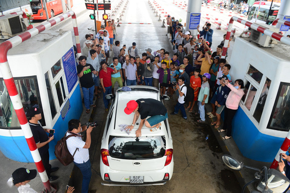 Tài xế dừng lau xe giữa trạm thu phí, BOT Cai Lậy phải xả trạm