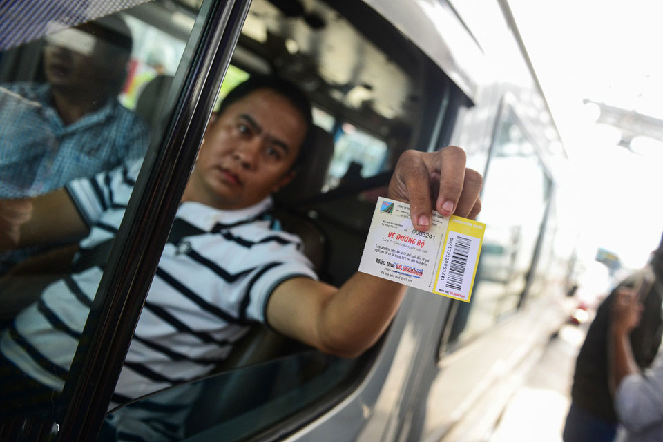 Tài xế dừng lau xe giữa trạm thu phí, BOT Cai Lậy phải xả trạm