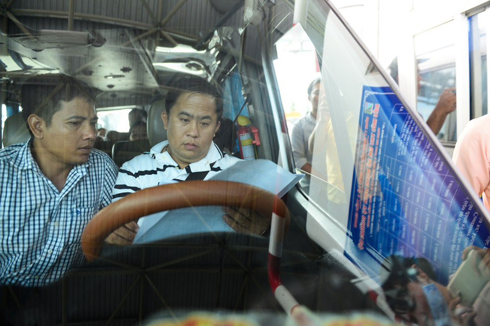 Tài xế dừng lau xe giữa trạm thu phí, BOT Cai Lậy phải xả trạm
