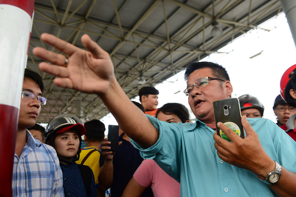 Tài xế dừng lau xe giữa trạm thu phí, BOT Cai Lậy phải xả trạm