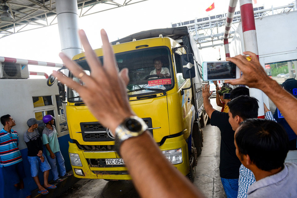 Tài xế dừng lau xe giữa trạm thu phí, BOT Cai Lậy phải xả trạm