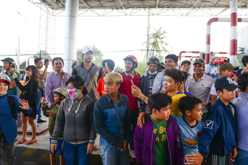 Tài xế dừng lau xe giữa trạm thu phí, BOT Cai Lậy phải xả trạm