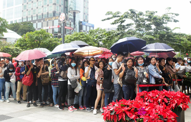 Fan đội nắng, quây kín phố đi bộ chờ xin chữ ký Mỹ Tâm Fan đội nắng, quây kín phố đi bộ chờ xin chữ ký Mỹ Tâm