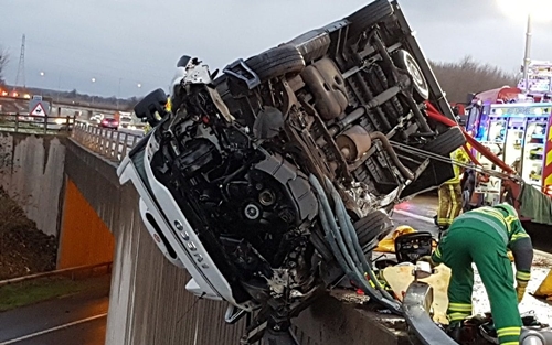 Cảnh sát Anh dùng tay không ngăn xe rơi xuống cầu