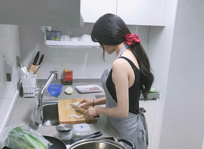 Người yêu cũ của chồng suốt ngày nhắn tin thả thính, đến dự đám cưới còn vuốt tóc, nắm tay anh, chị em tính sao?