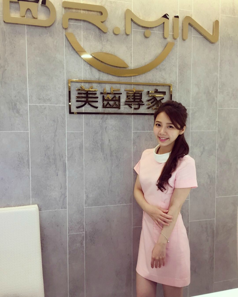 Nữ y tá nha khoa được cư dân mạng khen xinh đẹp