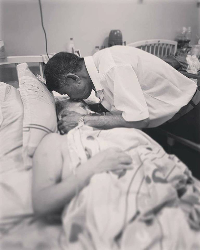 Câu chuyện đầy xúc động đằng sau bức ảnh trao nhau nụ hôn của hai ông bà lão tuổi 80