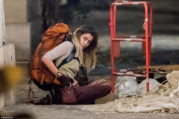 Con gái Micheal Jackson đốt thuốc phì phèo, trèo cột điện ở Paris