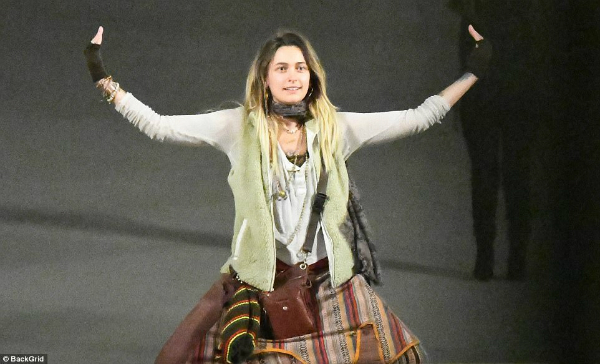 Con gái Micheal Jackson đốt thuốc phì phèo, trèo cột điện ở Paris