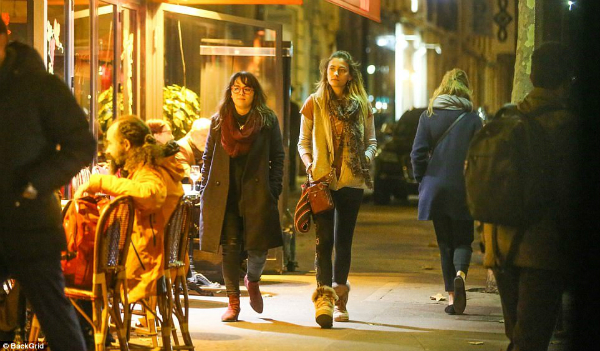 Con gái Micheal Jackson đốt thuốc phì phèo, trèo cột điện ở Paris