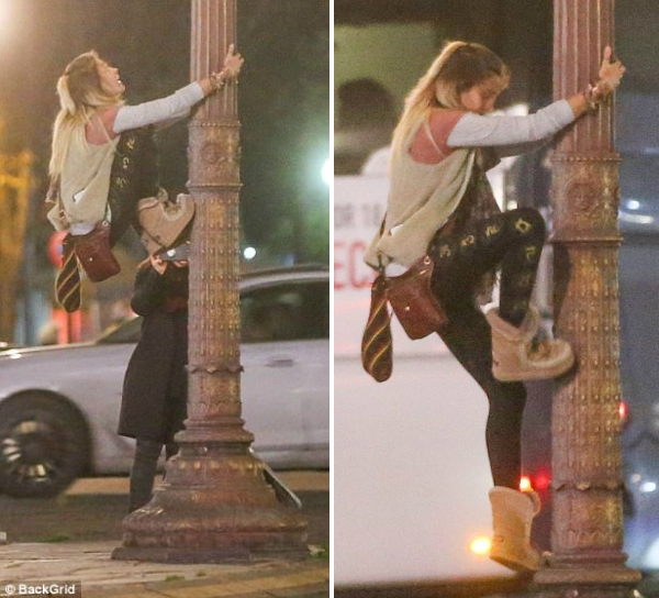 Con gái Micheal Jackson đốt thuốc phì phèo, trèo cột điện ở Paris