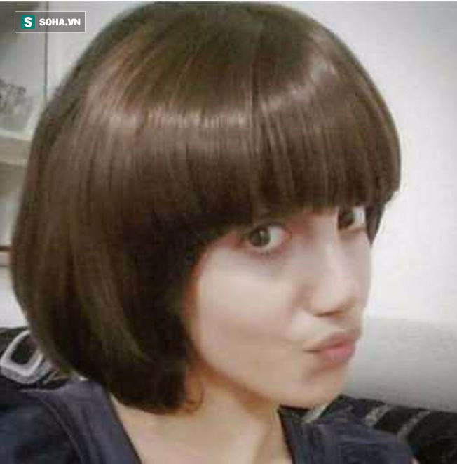 Bóc phốt những bức ảnh của cô gái phẫu thuật 50 lần để giống Angelina Jolie