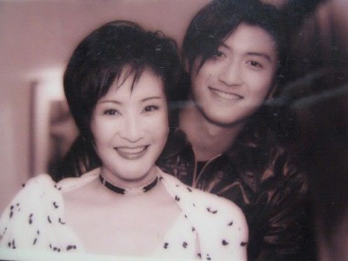 Mẹ Tạ Đình Phong ngầm tố Trương Bá Chi không cho 2 con trai gặp bố