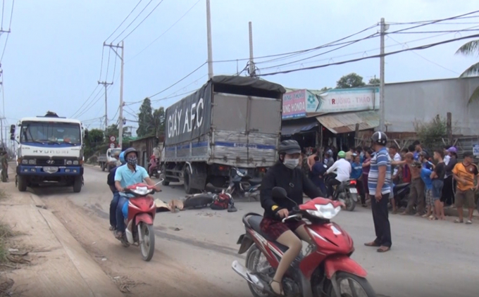 TP HCM: Va chạm với xe tải, một bảo vệ tử vong