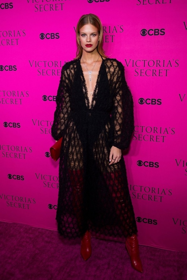 Thư Kỳ đẹp nhất tuần với đầm xẻ ngực