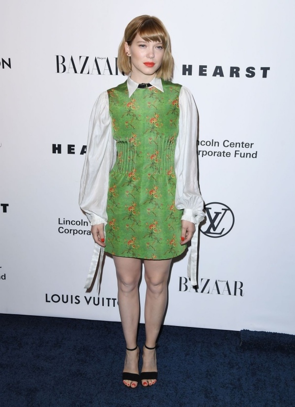 Thư Kỳ đẹp nhất tuần với đầm xẻ ngực