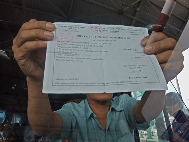 Xước kính ô tô, tài xế bắt đền trạm BOT Cai Lậy