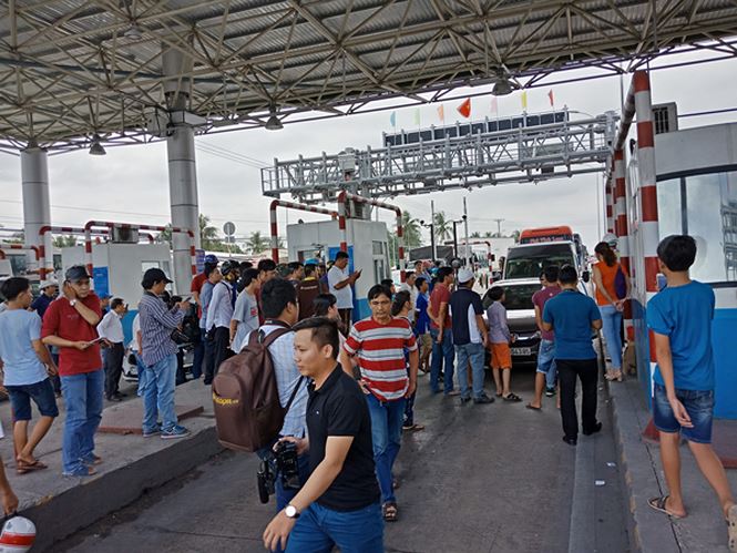 Xước kính ô tô, tài xế bắt đền trạm BOT Cai Lậy