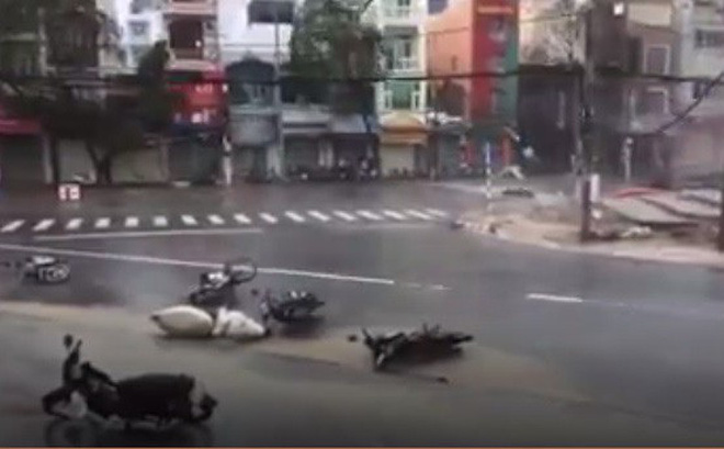 Phú Yên: Từ nhỏ tới giờ mới thấy bão gió lớn thế này, bão rít từng hồi, mái tôn đập rầm rầm