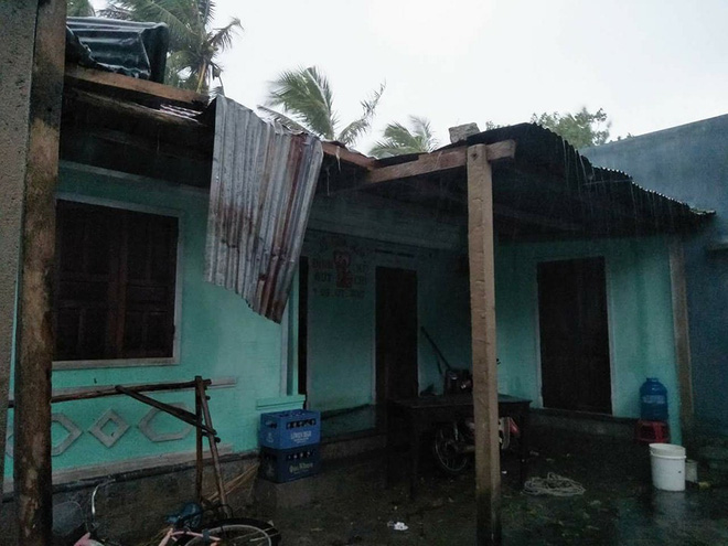 Phú Yên: Từ nhỏ tới giờ mới thấy bão gió lớn thế này, bão rít từng hồi, mái tôn đập rầm rầm