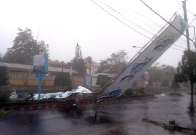 Bão Damrey đổ bộ, Khánh Hòa và Phú Yên tan hoang