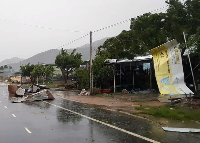 Bão Damrey đổ bộ, Khánh Hòa và Phú Yên tan hoang