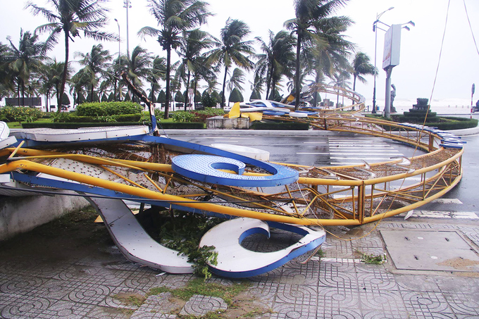 Gió giật sập cổng chào ở Đà Nẵng