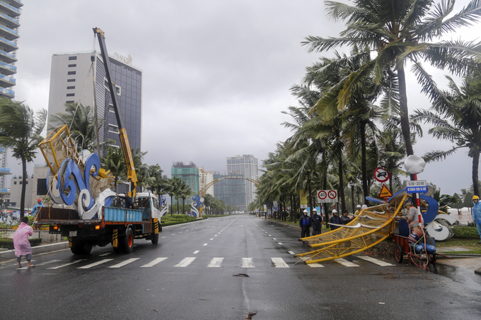 Gió giật sập cổng chào ở Đà Nẵng