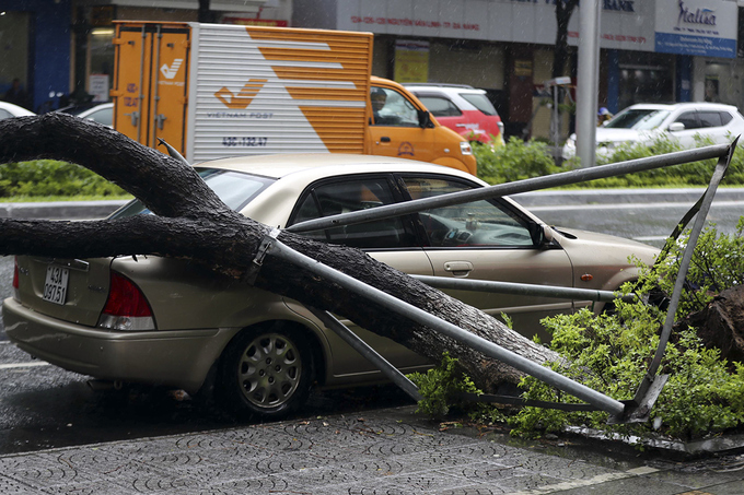 Gió giật sập cổng chào ở Đà Nẵng
