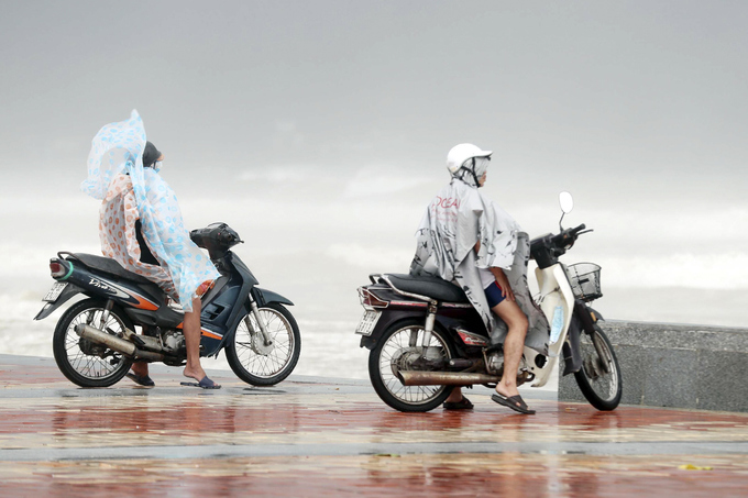 Gió giật sập cổng chào ở Đà Nẵng