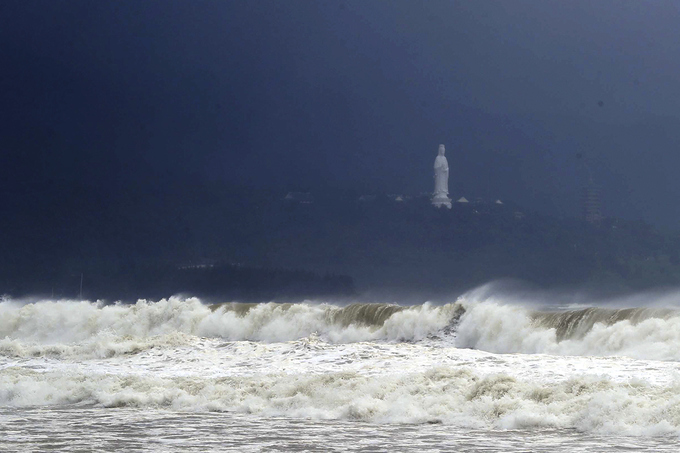 Gió giật sập cổng chào ở Đà Nẵng