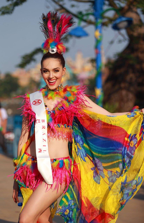 Mỹ Linh cùng dàn thí sinh Miss World diễu hành ở Trung Quốc