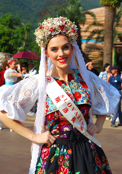 Mỹ Linh cùng dàn thí sinh Miss World diễu hành ở Trung Quốc