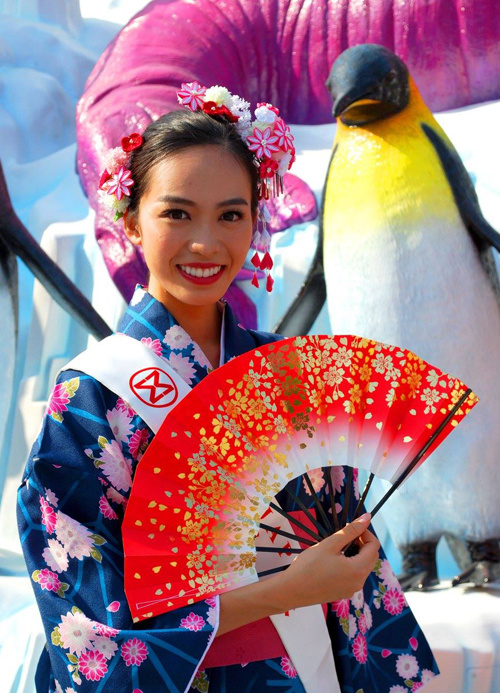 Mỹ Linh cùng dàn thí sinh Miss World diễu hành ở Trung Quốc