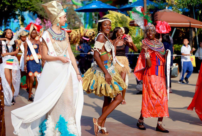 Mỹ Linh cùng dàn thí sinh Miss World diễu hành ở Trung Quốc