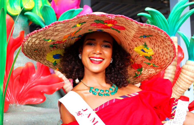 Mỹ Linh cùng dàn thí sinh Miss World diễu hành ở Trung Quốc