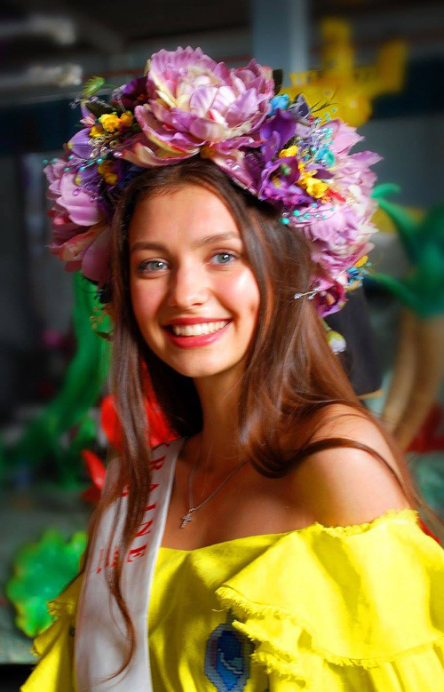 Mỹ Linh cùng dàn thí sinh Miss World diễu hành ở Trung Quốc