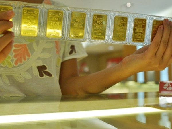 Giá vàng sụt giảm cuối tuần