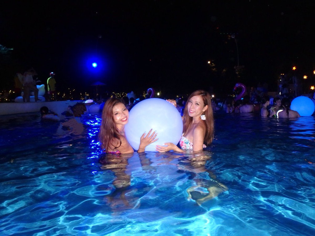 Giới trẻ Nhật thích tốn tiền quẩy tưng bừng tại bể bơi hơn tắm biển