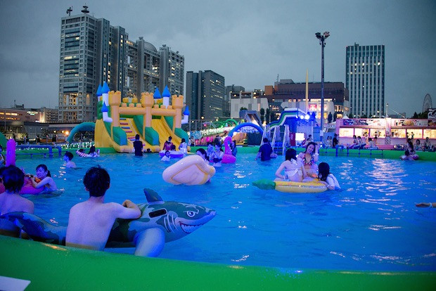 Giới trẻ Nhật thích tốn tiền quẩy tưng bừng tại bể bơi hơn tắm biển