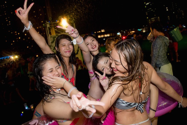 Giới trẻ Nhật thích tốn tiền quẩy tưng bừng tại bể bơi hơn tắm biển