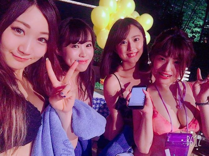 Giới trẻ Nhật thích tốn tiền quẩy tưng bừng tại bể bơi hơn tắm biển