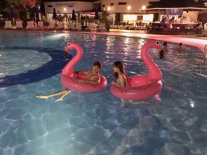 Giới trẻ Nhật thích tốn tiền quẩy tưng bừng tại bể bơi hơn tắm biển