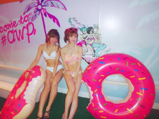 Giới trẻ Nhật thích tốn tiền quẩy tưng bừng tại bể bơi hơn tắm biển