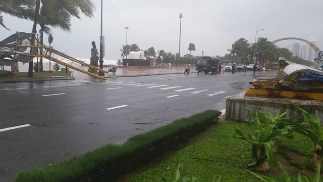 Đường phố ngổn ngang, nhà mất mái, cổng chào đổ sập trong bão