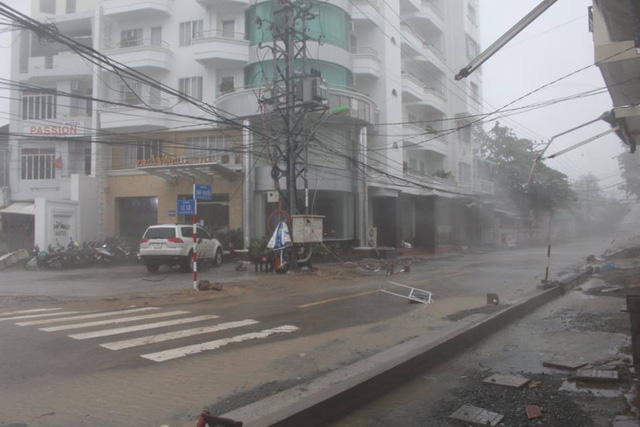 Đường phố ngổn ngang, nhà mất mái, cổng chào đổ sập trong bão Đường phố ngổn ngang, nhà mất mái, cổng chào đổ sập trong bão